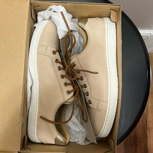 New in Box women’s Sperry leather sneaker size 8.